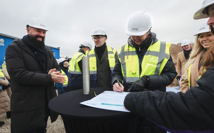 Šiaurės licėjus Didžiojoje Riešėje įkasė simbolinę kapsulę – mokykla ir darželis su baseinu duris atvers 2025 m. rugsėjį