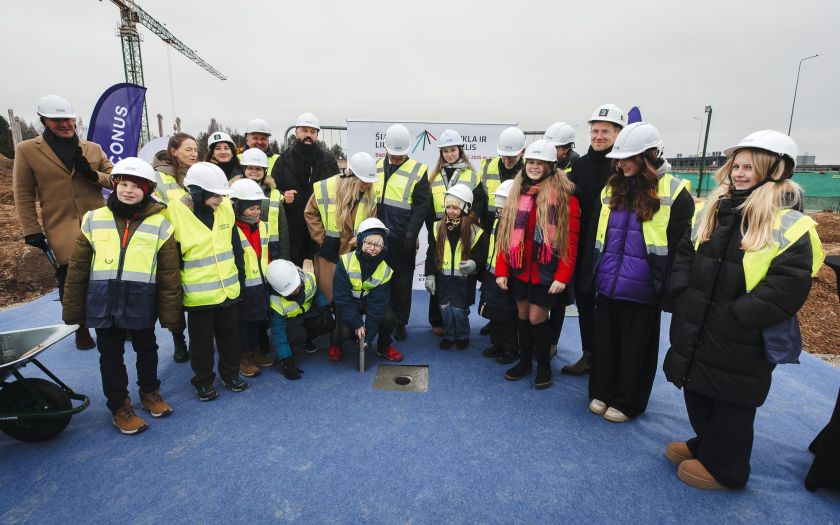 Šiaurės licėjus Didžiojoje Riešėje įkasė simbolinę kapsulę – mokykla ir darželis su baseinu duris atvers 2025 m. rugsėjį