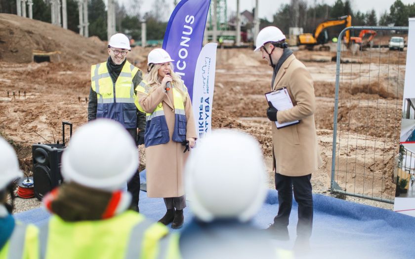 Šiaurės licėjus Didžiojoje Riešėje įkasė simbolinę kapsulę – mokykla ir darželis su baseinu duris atvers 2025 m. rugsėjį