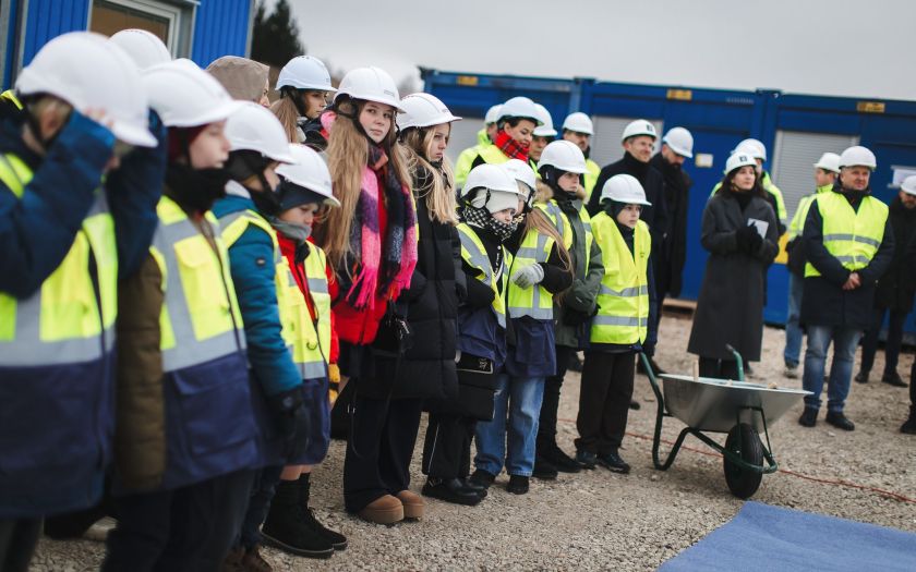 Šiaurės licėjus Didžiojoje Riešėje įkasė simbolinę kapsulę – mokykla ir darželis su baseinu duris atvers 2025 m. rugsėjį