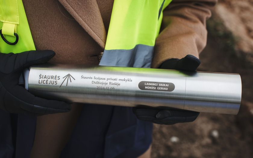 Šiaurės licėjus Didžiojoje Riešėje įkasė simbolinę kapsulę – mokykla ir darželis su baseinu duris atvers 2025 m. rugsėjį