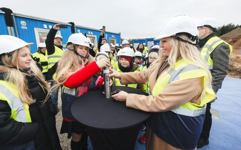 Šiaurės licėjus Didžiojoje Riešėje įkasė simbolinę kapsulę – mokykla ir darželis su baseinu duris atvers 2025 m. rugsėjį