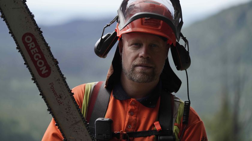 Adrenalino mėgėjams – pavojų kupina medkirčių kasdienybė naujoje „discovery+“ laidoje