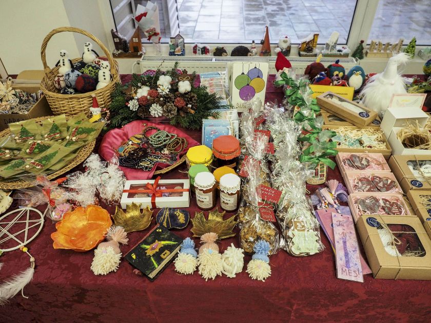 Labdaringa Nacionalinio vėžio instituto mugė „Pasiimk“: pacientams nemokamai išdalinta šimtai darbuotojų sukurtų kalėdinių dovanėlių