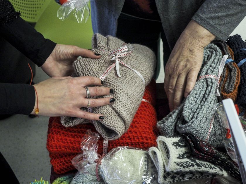 Labdaringa Nacionalinio vėžio instituto mugė „Pasiimk“: pacientams nemokamai išdalinta šimtai darbuotojų sukurtų kalėdinių dovanėlių