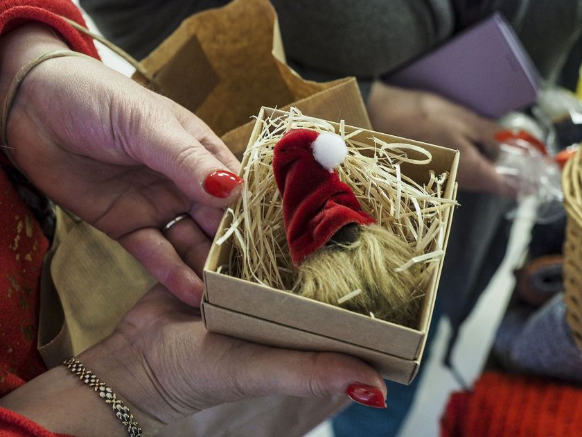 Labdaringa Nacionalinio vėžio instituto mugė „Pasiimk“: pacientams nemokamai išdalinta šimtai darbuotojų sukurtų kalėdinių dovanėlių