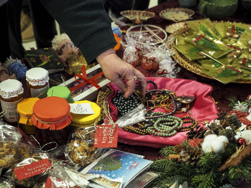 Labdaringa Nacionalinio vėžio instituto mugė „Pasiimk“: pacientams nemokamai išdalinta šimtai darbuotojų sukurtų kalėdinių dovanėlių