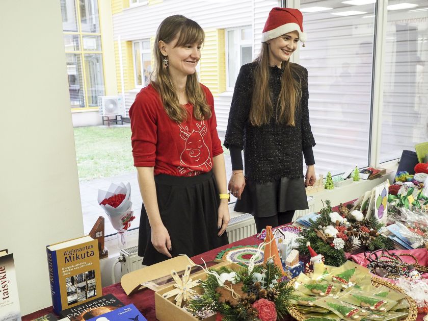 Labdaringa Nacionalinio vėžio instituto mugė „Pasiimk“: pacientams nemokamai išdalinta šimtai darbuotojų sukurtų kalėdinių dovanėlių