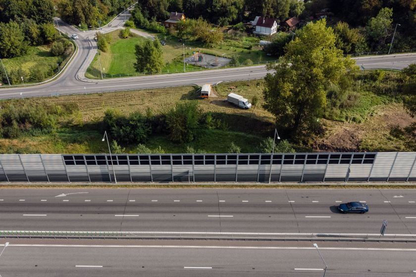 Saulės moduliai šalia valstybinės reikšmės kelių: iki sausio vidurio pagaminta daugiau nei 4 tūkst. kWh energijos