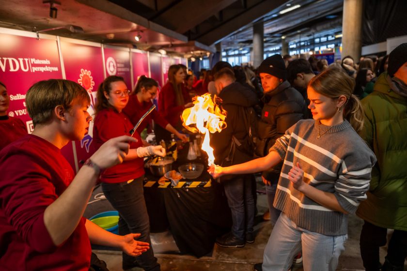 Aukštųjų mokyklų mugėje – VDU konsultacijos, eksperimentai, laboratorijos ir kitos įdomybės