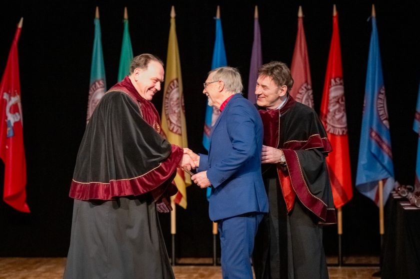 VDU įteikti daktaro diplomai, skirtos Garbės stipendijos ir pagerbti mokslininkai