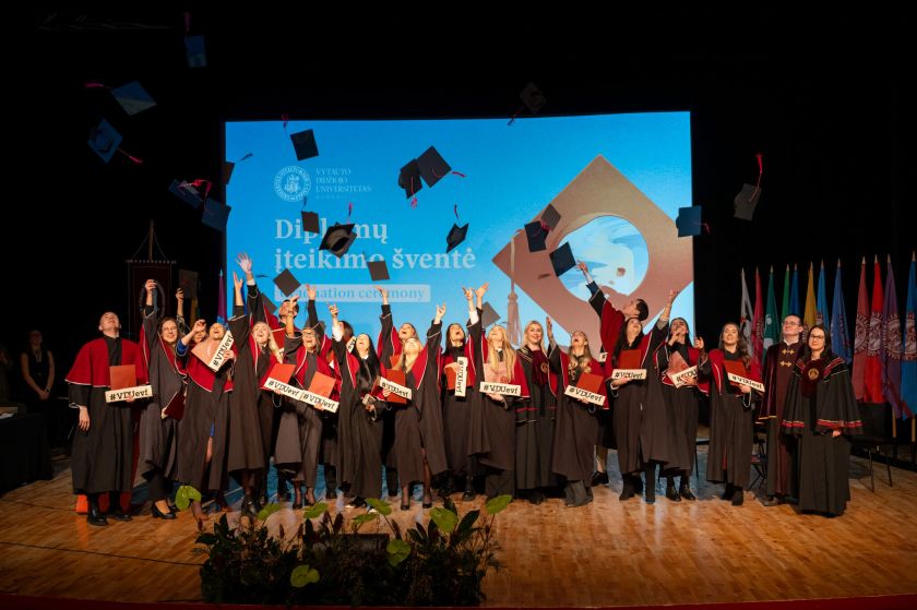 VDU absolventai atsiėmė diplomus: artes liberales studijos – unikalus pranašumas rinkoje
