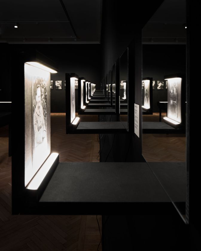 Nauja pavasario sezono paroda „Sidabro merginos. Retušuota Baltijos šalių fotografijos istorija“ Nacionalinėje dailės galerijoje