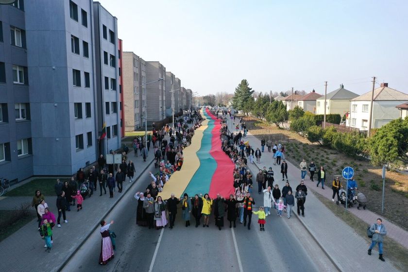 Laisvei – 35-eri: per Gargždus nusidriekė 250 metrų ilgio Lietuvos vėliava