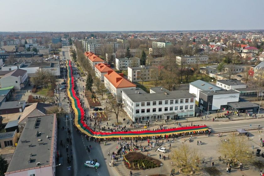 Laisvei – 35-eri: per Gargždus nusidriekė 250 metrų ilgio Lietuvos vėliava