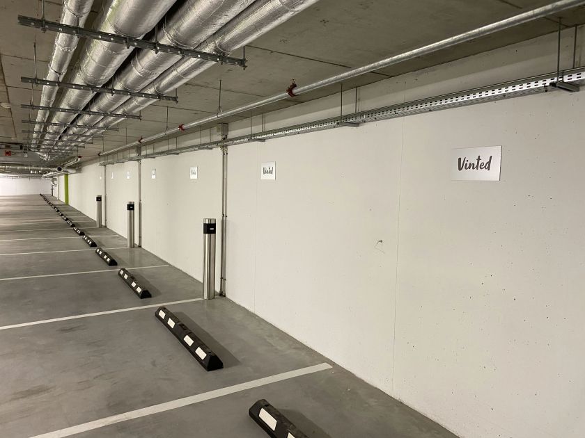 „Vinted“ įkrovimo stotelės: įtikino kolegas rinktis elektromobilį