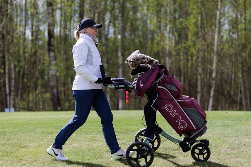 Vilniuje golfo sezonas pradėtas azartišku turnyru ir šventine nuotaika