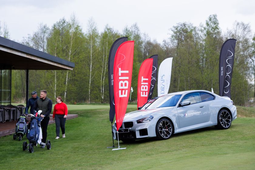 Vilniuje golfo sezonas pradėtas azartišku turnyru ir šventine nuotaika