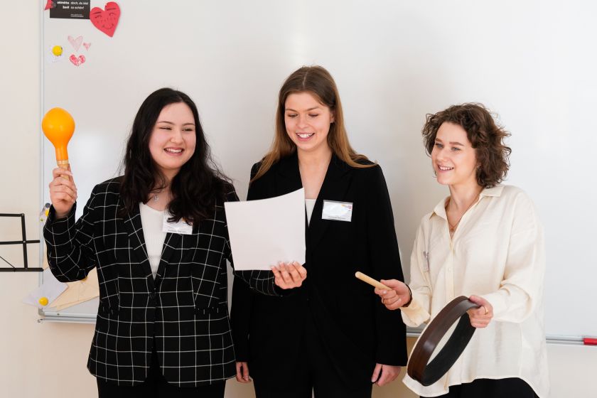 Šią olimpiadą drąsiai galima vadinti išskirtine – mokiniai skirtingomis kalbomis varžosi netradicinėse rungtyse