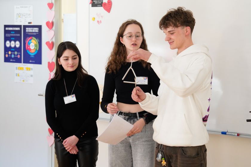 Šią olimpiadą drąsiai galima vadinti išskirtine – mokiniai skirtingomis kalbomis varžosi netradicinėse rungtyse