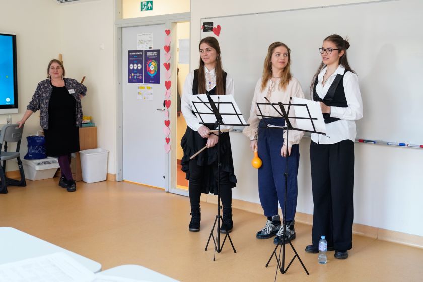 Šią olimpiadą drąsiai galima vadinti išskirtine – mokiniai skirtingomis kalbomis varžosi netradicinėse rungtyse