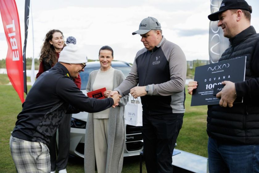 Vilniuje golfo sezonas pradėtas azartišku turnyru ir šventine nuotaika