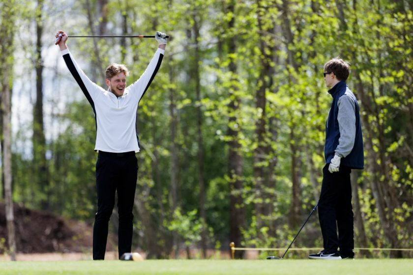 Vilniuje golfo sezonas pradėtas azartišku turnyru ir šventine nuotaika