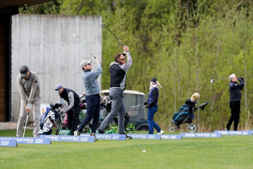 Vilniuje golfo sezonas pradėtas azartišku turnyru ir šventine nuotaika