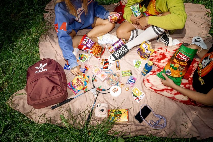 Pasakyk, kokius skanėstus valgei vaikystėje – pasakysiu, kiek tau metų: nuo šaukšte deginto cukraus iki madingų guminukų kiekvieno paauglio kišenėje