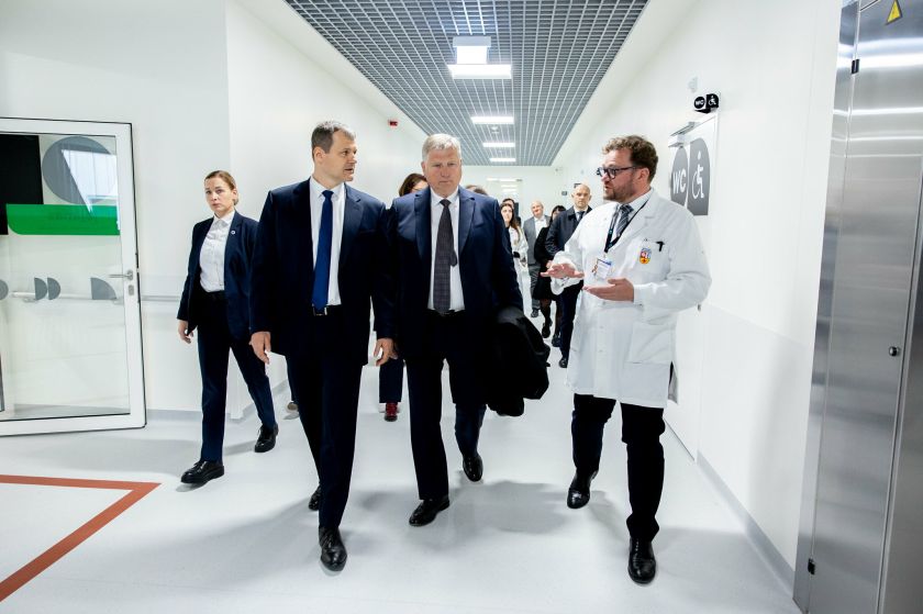 LSMU ir Kauno klinikose apsilankęs premjeras Gintautas Paluckas: „Suremsime pečius“