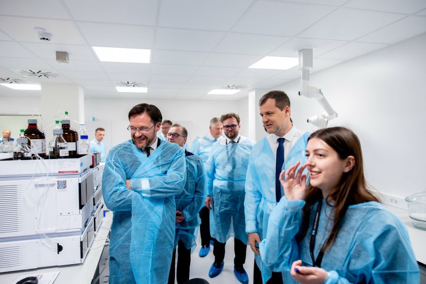 LSMU ir Kauno klinikose apsilankęs premjeras Gintautas Paluckas: „Suremsime pečius“