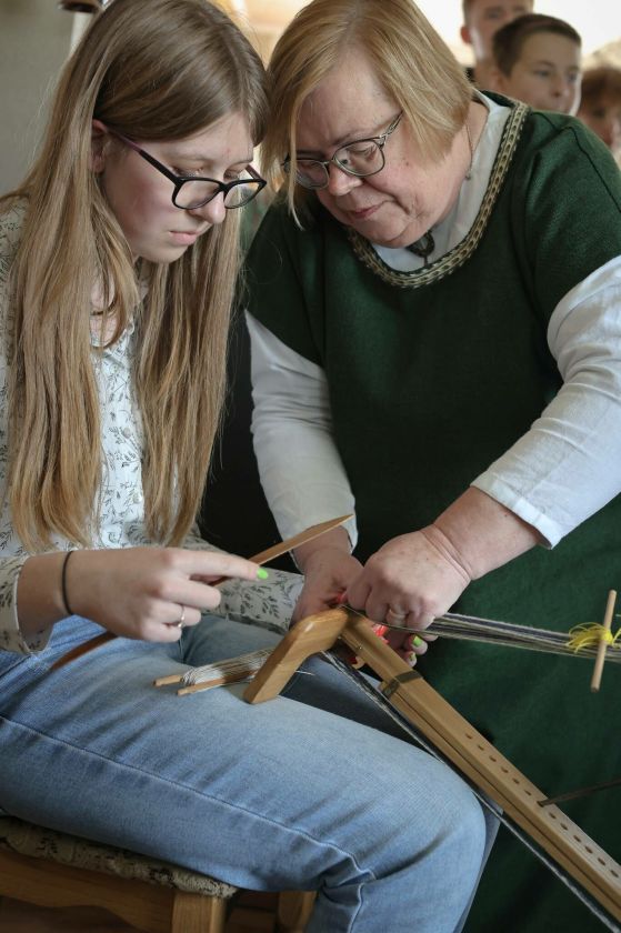 Senieji amatai – jaunose rankose: kaip Kuršėnų jaunimas atrado tradicinių amatų grožį