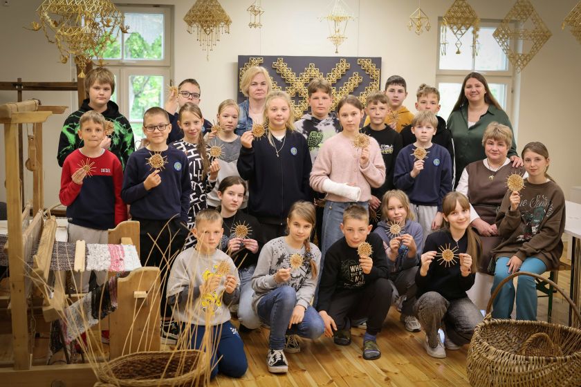 Senieji amatai – jaunose rankose: kaip Kuršėnų jaunimas atrado tradicinių amatų grožį