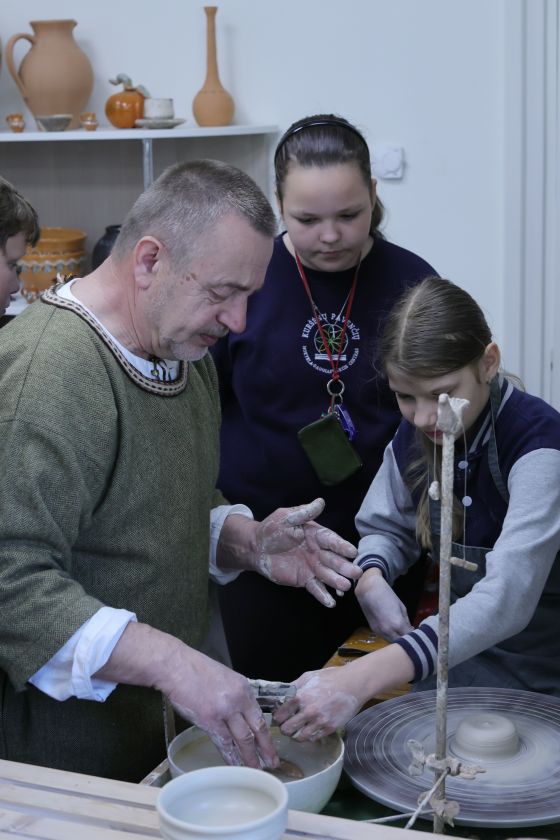 Senieji amatai – jaunose rankose: kaip Kuršėnų jaunimas atrado tradicinių amatų grožį