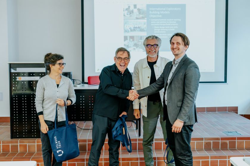 Konstruojant statinį jokios algebros – tik geometrija? Vilniaus senamiestyje pristatytas išskirtinis paviljono prototipas