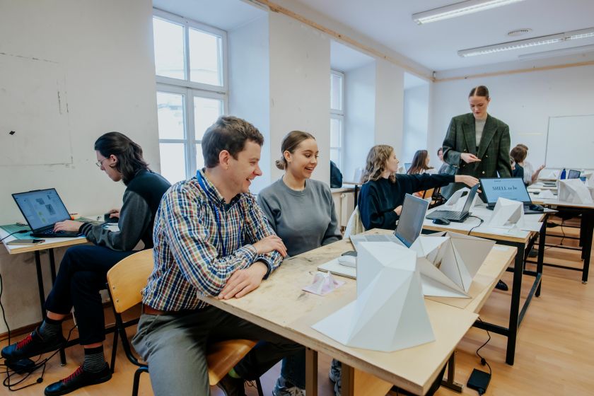 Konstruojant statinį jokios algebros – tik geometrija? Vilniaus senamiestyje pristatytas išskirtinis paviljono prototipas