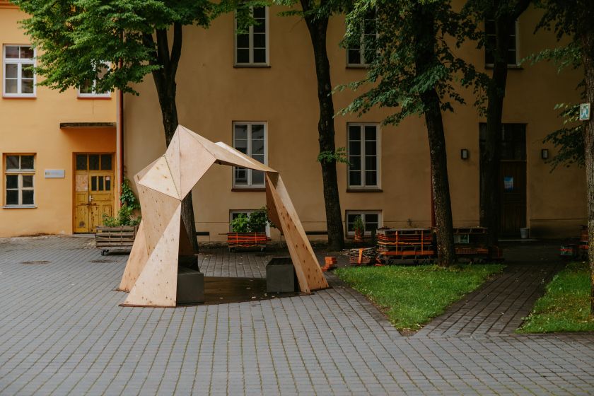 Konstruojant statinį jokios algebros – tik geometrija? Vilniaus senamiestyje pristatytas išskirtinis paviljono prototipas