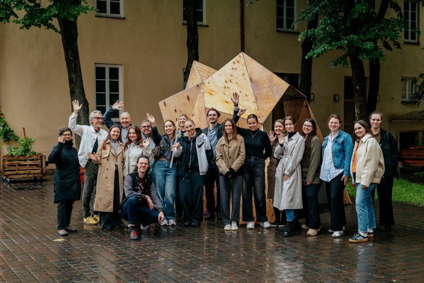 Konstruojant statinį jokios algebros – tik geometrija? Vilniaus senamiestyje pristatytas išskirtinis paviljono prototipas