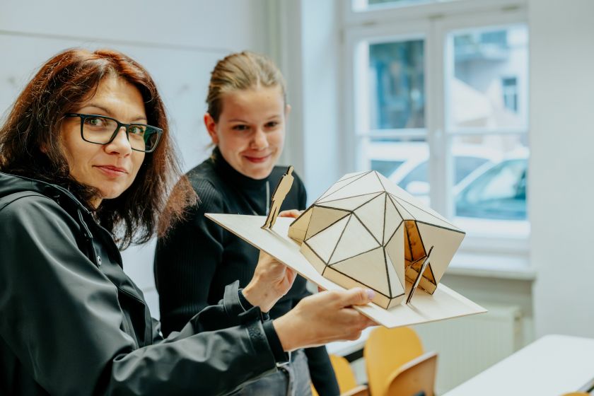 Konstruojant statinį jokios algebros – tik geometrija? Vilniaus senamiestyje pristatytas išskirtinis paviljono prototipas