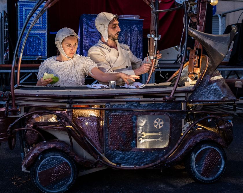 Į Klaipėdą kviečia spalvingasis gatvės teatrų festivalis „Šermukšnis“