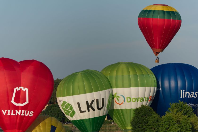 Vasariška sporto fiesta Birštone: danguje varžysis karšto oro balionų oreiviai, žemėje – galiūnai