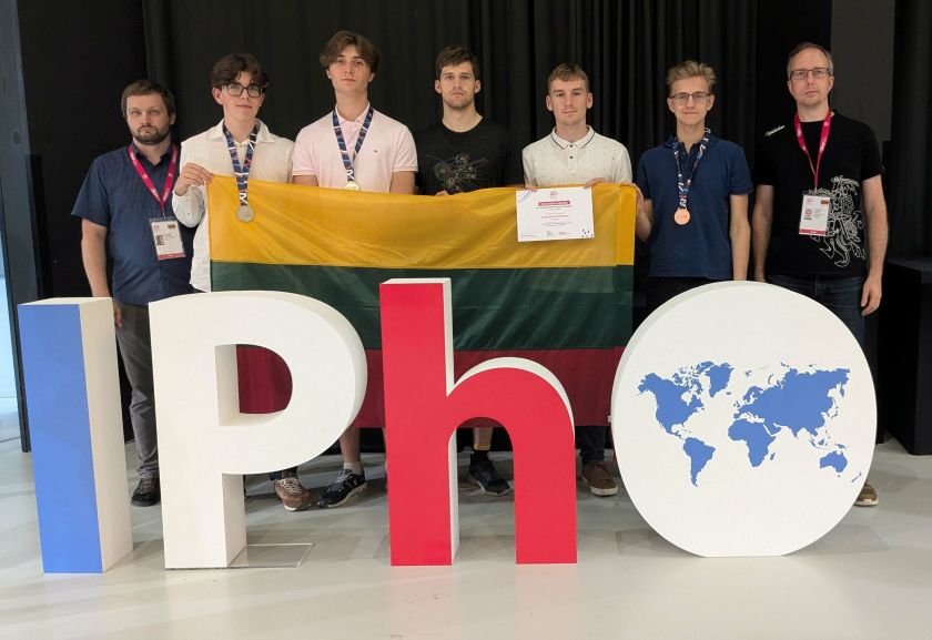 Lietuvos mokiniai tarptautinėje fizikos olimpiadoje iškovojo sidabrą ir bronzą