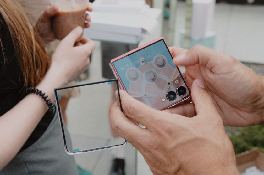 „Samsung“ pristatė naują sulenkiamų išmaniųjų kartą: prie „Galaxy Flip7“ ir „Galaxy Fold7“ jungiasi dar vienas modelis