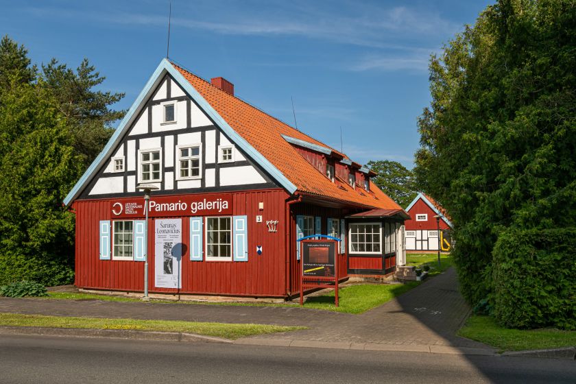Nauji kūrybos vėjai Juodkrantėje: menininkų rezidencijos Pamario galerijoje