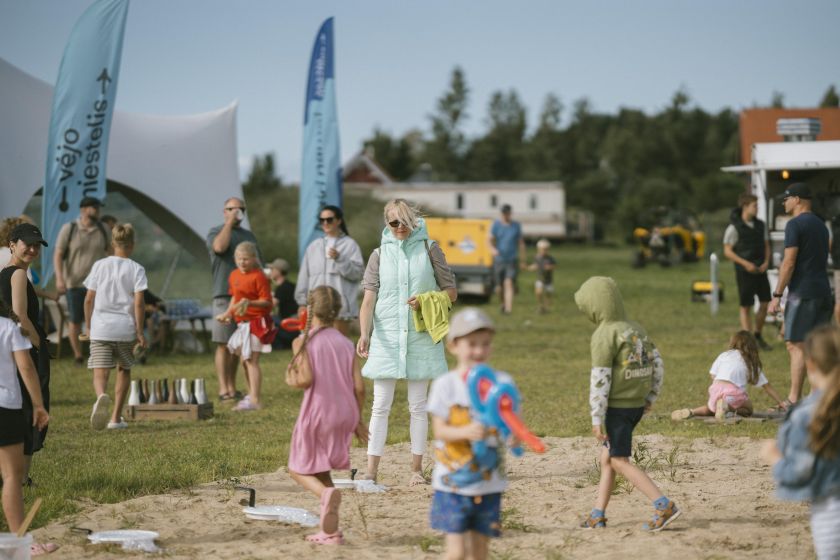 Prie marių surengta pirmoji „Vėjo miestelio“ šeimų diena: gamtos paslaptys, kinas po atviru dangumi ir kosmoso tyrinėjimas