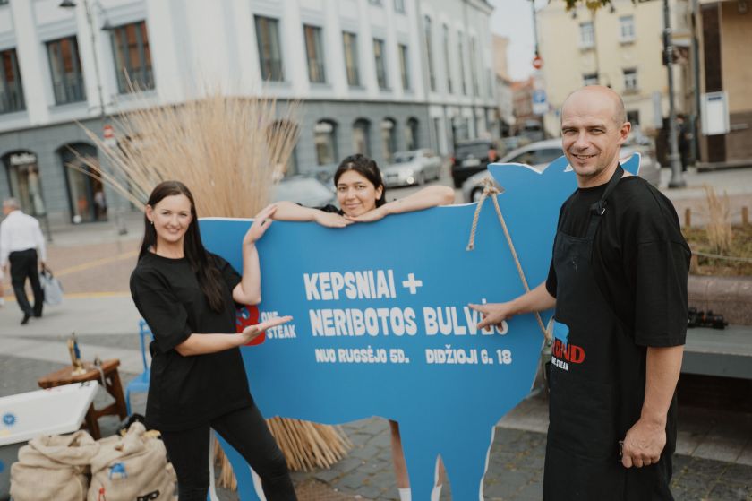 Apie išskirtinio restorano atidarymą Vilniuje šefas V. Samavičius pranešė bulvių skustuku