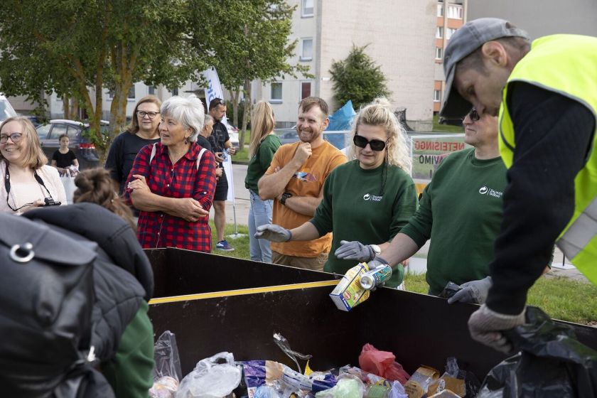 Kai ežerų kraštą užplūsta poilsiautojai, padaugėja atliekų: Zarasuose viešai iškratytas plastiko konteineris