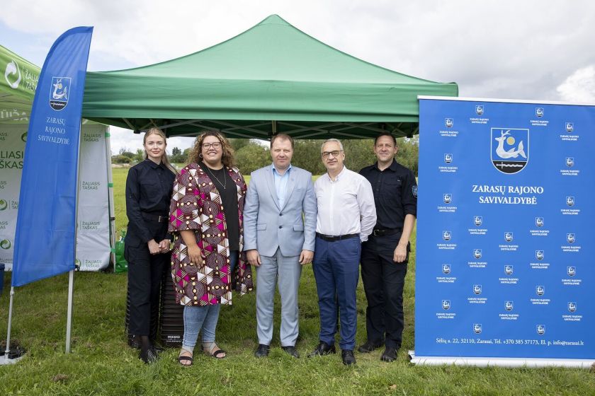 Kai ežerų kraštą užplūsta poilsiautojai, padaugėja atliekų: Zarasuose viešai iškratytas plastiko konteineris
