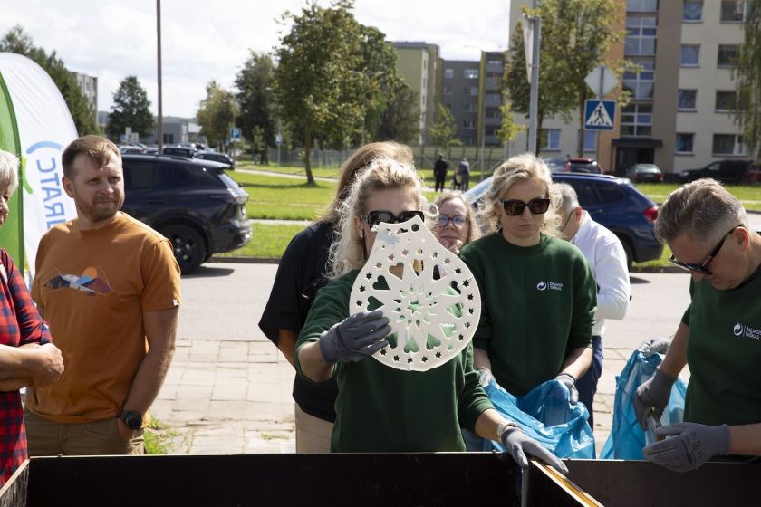 Kai ežerų kraštą užplūsta poilsiautojai, padaugėja atliekų: Zarasuose viešai iškratytas plastiko konteineris