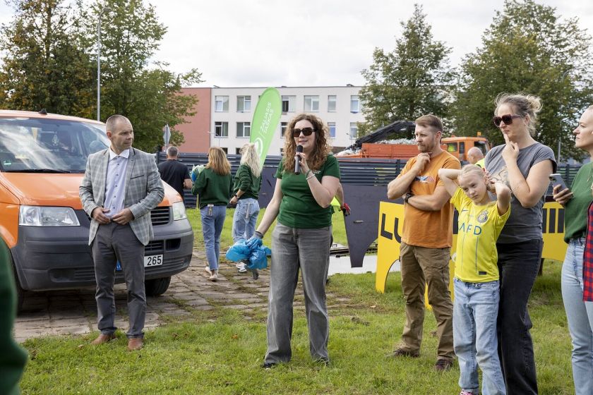 Kai ežerų kraštą užplūsta poilsiautojai, padaugėja atliekų: Zarasuose viešai iškratytas plastiko konteineris